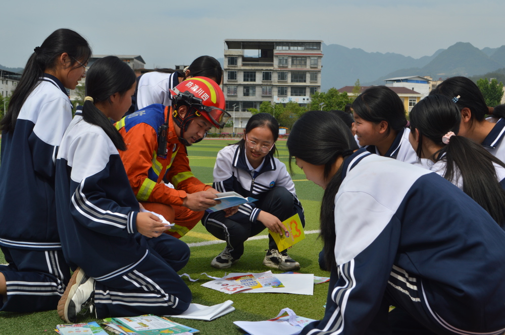 学生学习消防安全知识