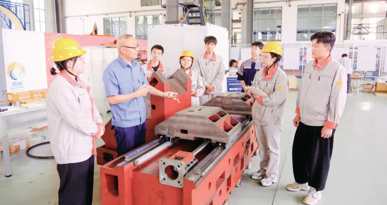 2023年大国工匠年度人物崔兴国(左二)在指导学生。