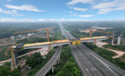 成渝中线高铁四川段跨成都第二绕城高速特大桥连续梁中跨合龙