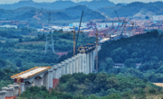 成渝中线高铁跨成龙简快速路特大桥连续梁合龙
