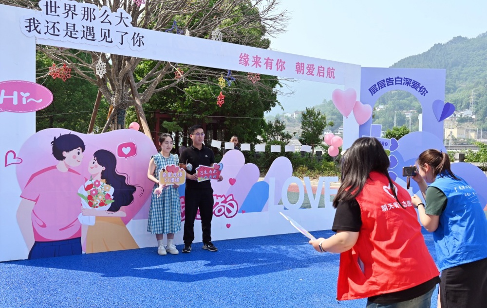 参加活动的青年合影