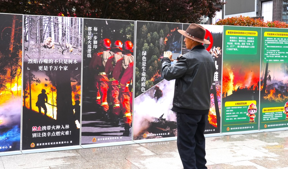 5月19日，在康定情歌广场上，驻地群众纷纷拍照打卡