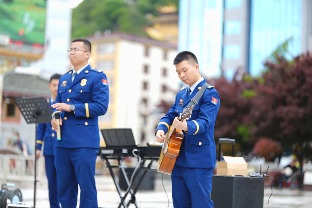 5月19日，在康定情歌广场上，快闪活动吸引游客驻足观看(1)