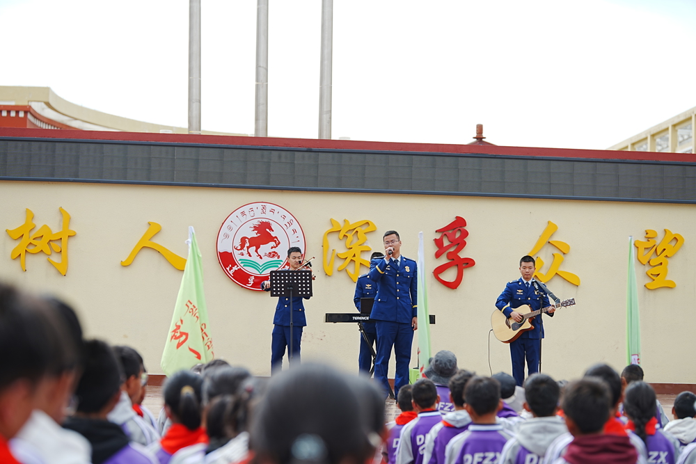 文艺分队在校园内组织演唱活动