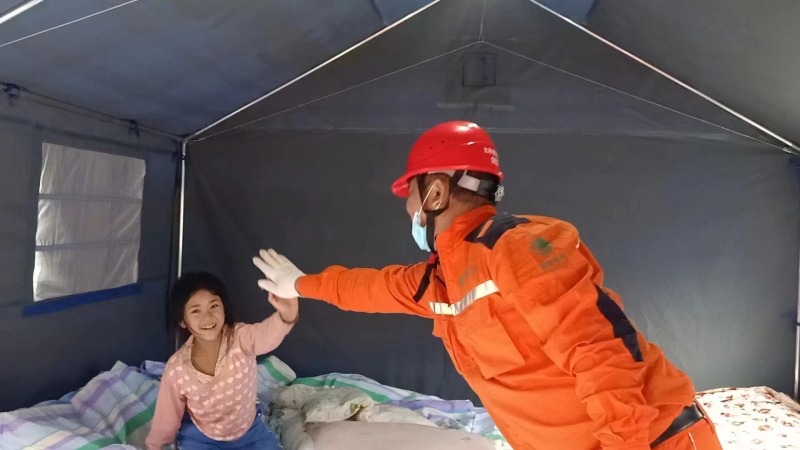 刘刚在泸定抗震抢险期间鼓励灾区儿童