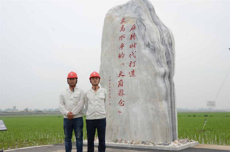 在太和永丰村工作期间的刘刚（左）