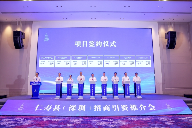 图为7户企业现场签约