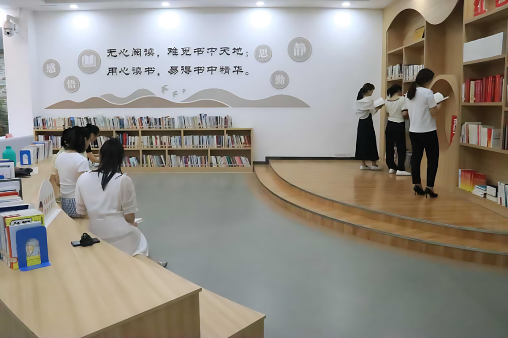 女职工从阅读中寻找快乐