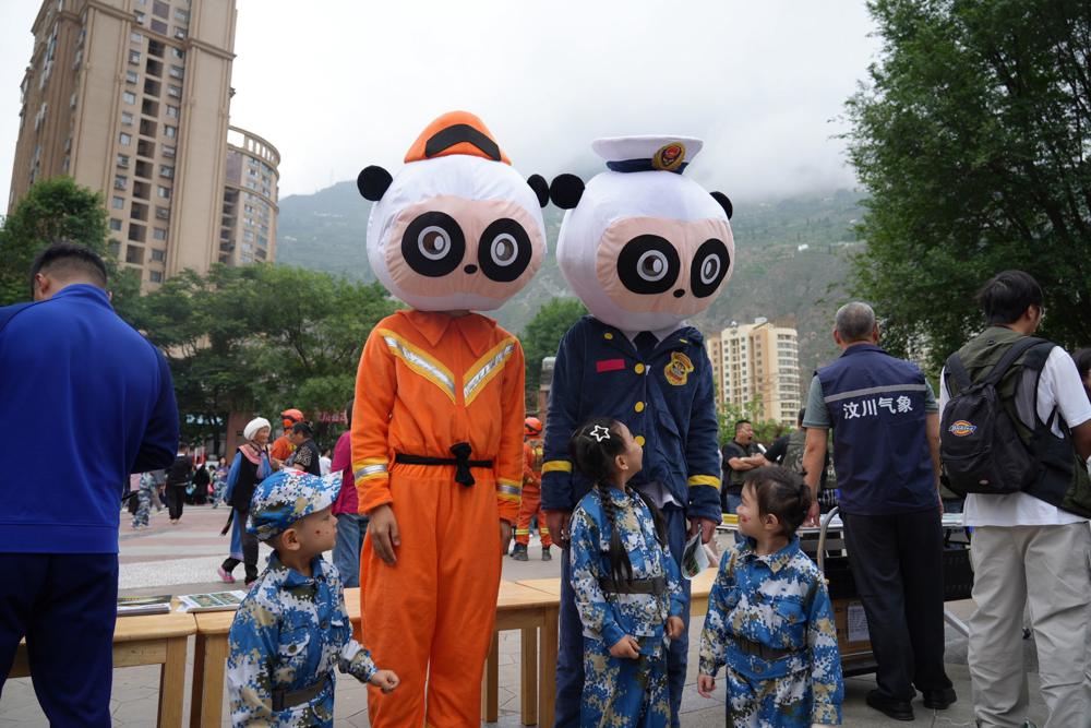 小朋友们与消防人偶合影留念