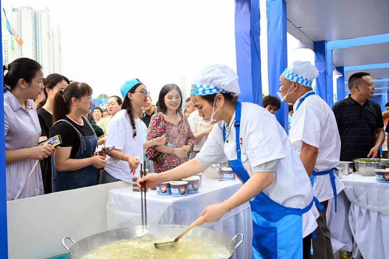 市民排队等待