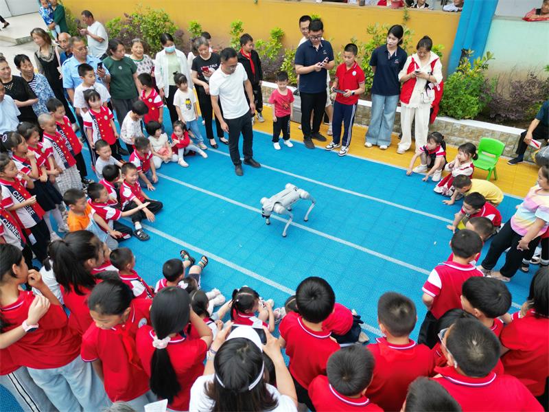学生体验机器狗操作
