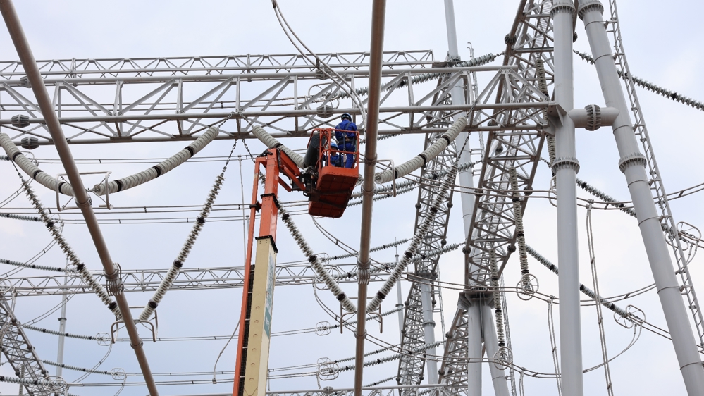 6月2日，眉山西500千伏变电站新建工程施工人员正在进行管母线消缺工作。 李晨萌 摄