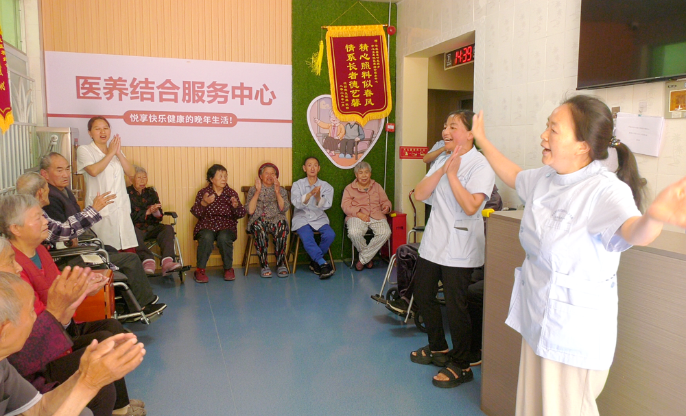 医护人员教老人们唱歌