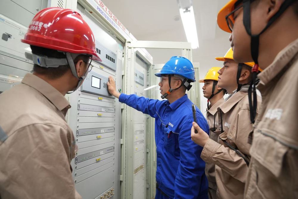 6月11日，运维人员进行眉山西500千伏输变电工程投运前二次屏柜交接工作。 牟雯雯 摄