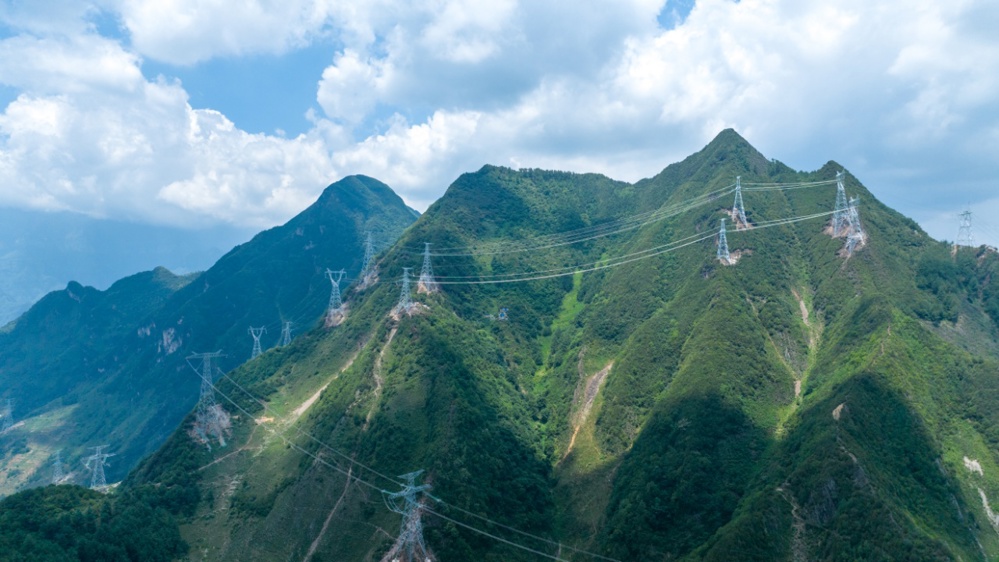 攀西电网优化改造工程新建的500千伏建叙线翻越高海拔山脉。 周毅 摄