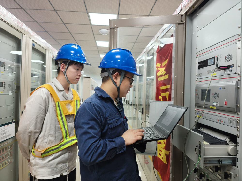 2025年5月，在月城500千伏变电站，技术人员正在开展控保设备调试工作。 曹雪虹 摄
