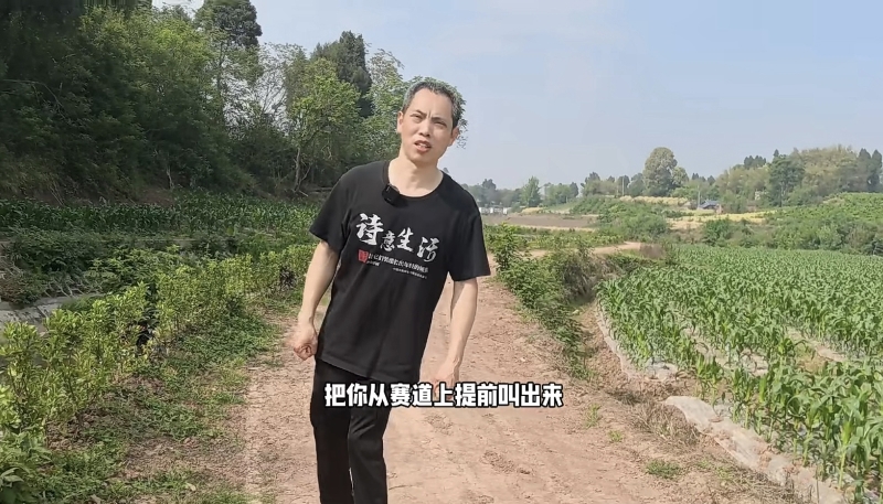残疾诗人范学清行走在乡间小路上