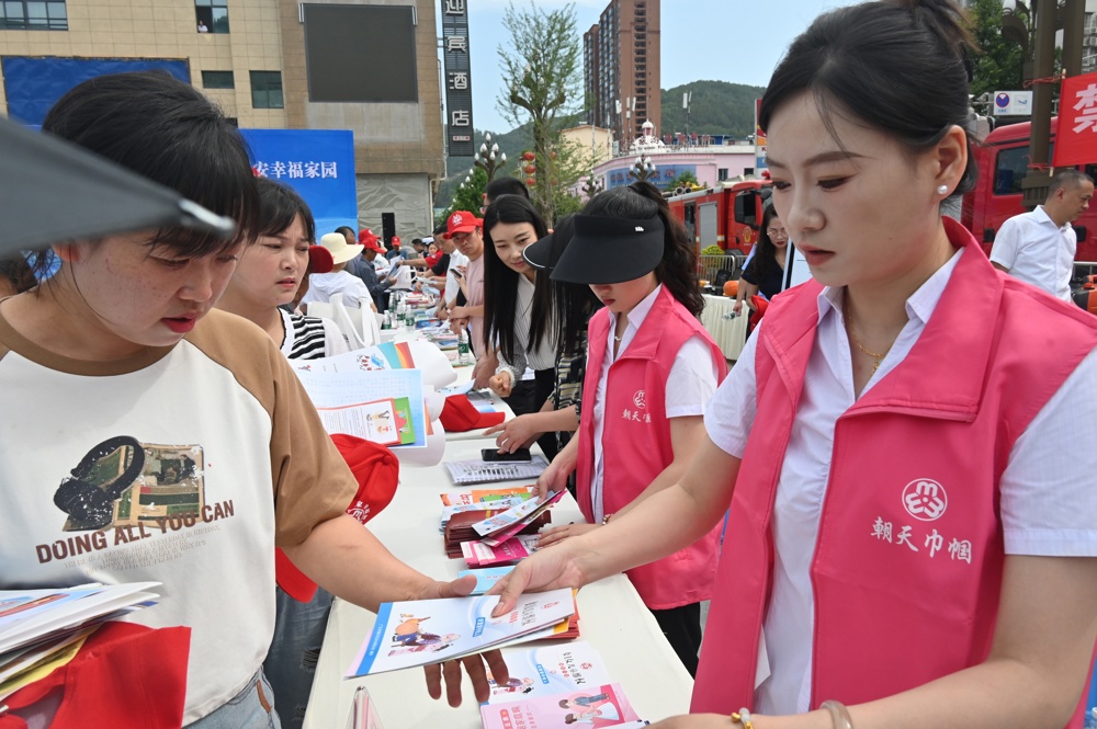 发放宣传资料现场