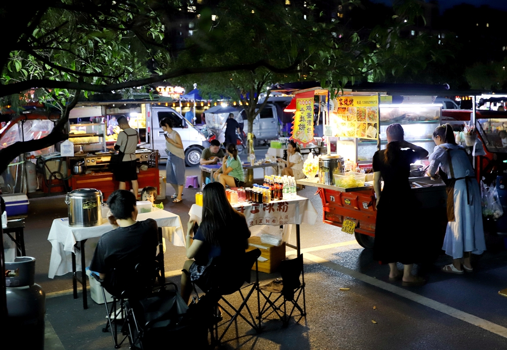 市民在小吃摊宵夜乘凉