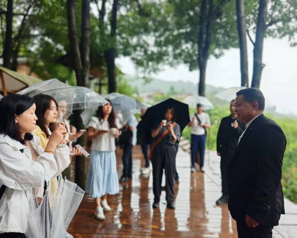 图为村民黄树成讲述古村变化