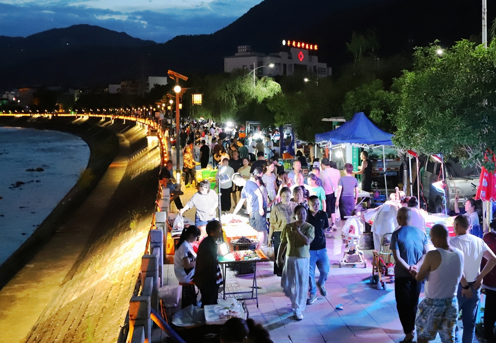 热闹的河堤夜市