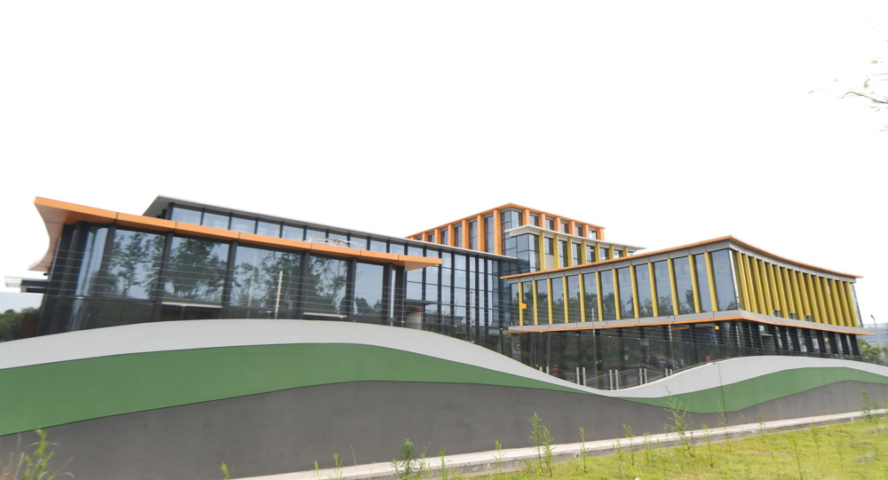 项目新建的成都绛溪北220千伏变电站采用环境友好型设计，融入成都未来科技城风貌（陈翔 摄）