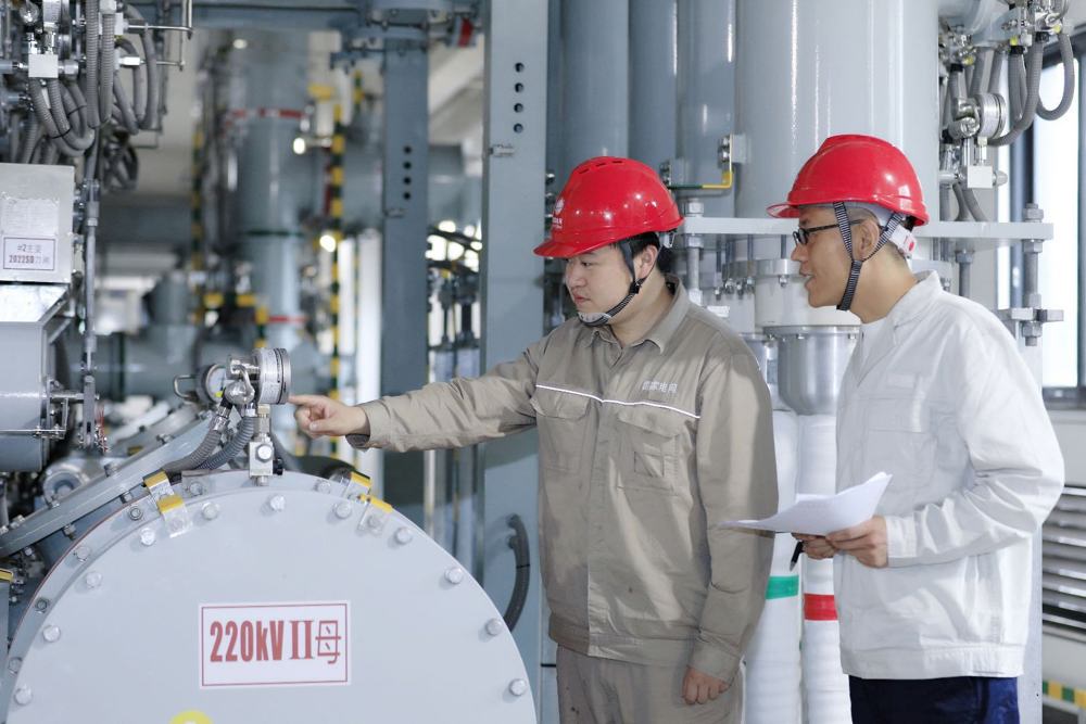 国网成都供电公司员工验收成都金融城220千伏变电站GIS设备。 陈红梅 摄