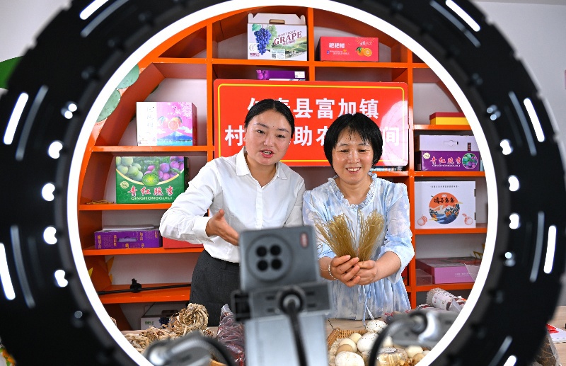 直播人员和农户代表正在直播带货销售农产品