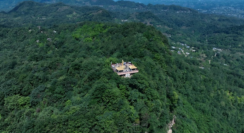游客登上老峨山金顶