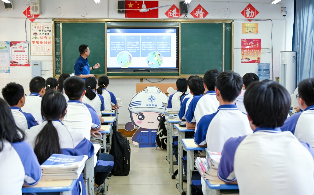劳模工匠进课堂（受访单位发供图）