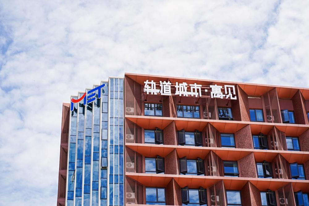 成都首个TOD保障性租赁住房项目“轨道城市·寓见”外部图（成都轨道集团供图）