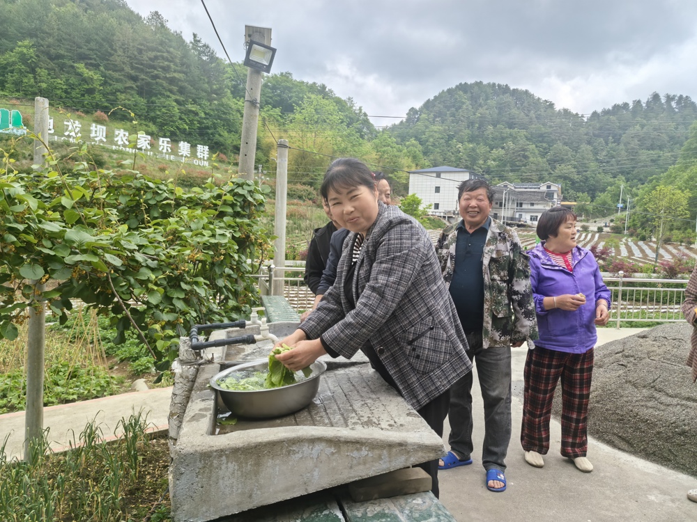 清泉入户，群众喜笑颜开