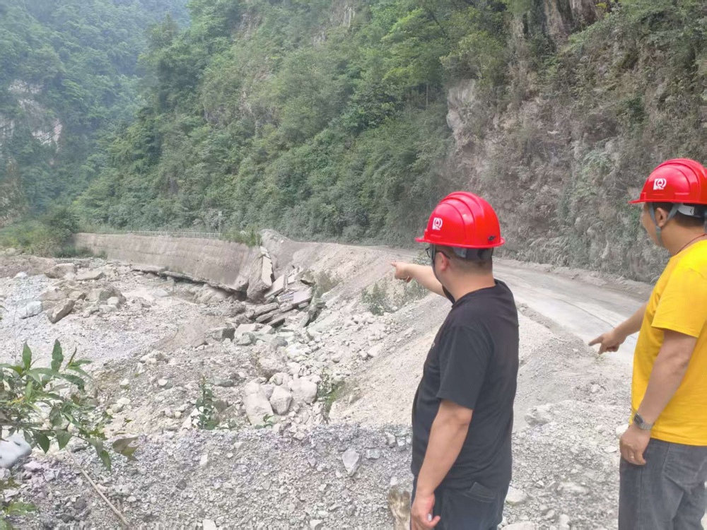 暴雨来临前对沿线公路及山体进行全面排查