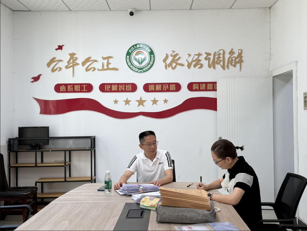 沙湾区总工会与人社局工作人员在核实补偿金额