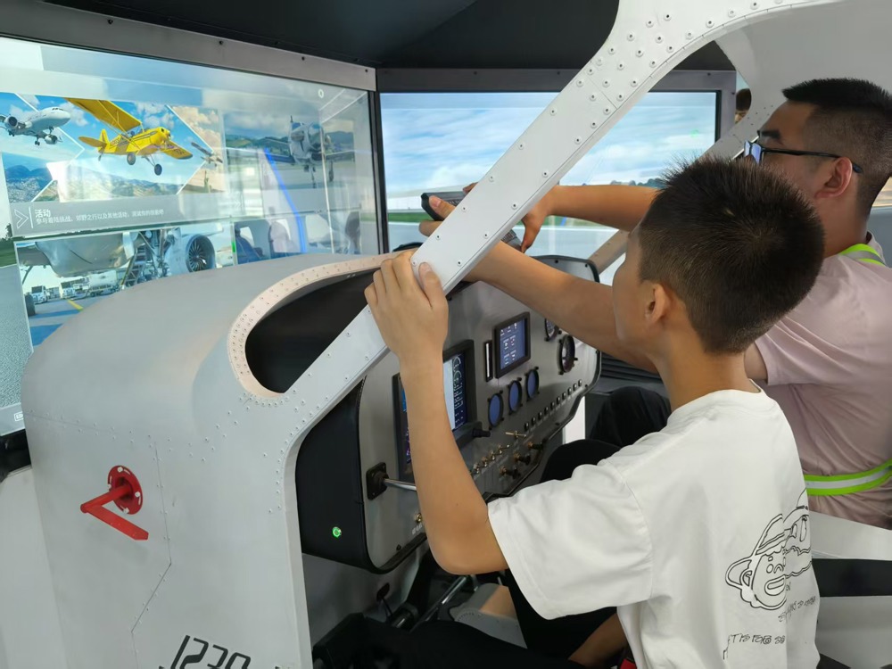 孩子们在北川永昌机场体验全真模拟飞行器