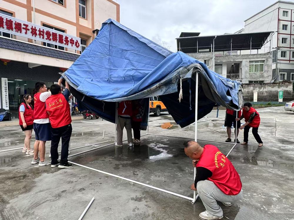职工志愿者正在搭建临时安置点