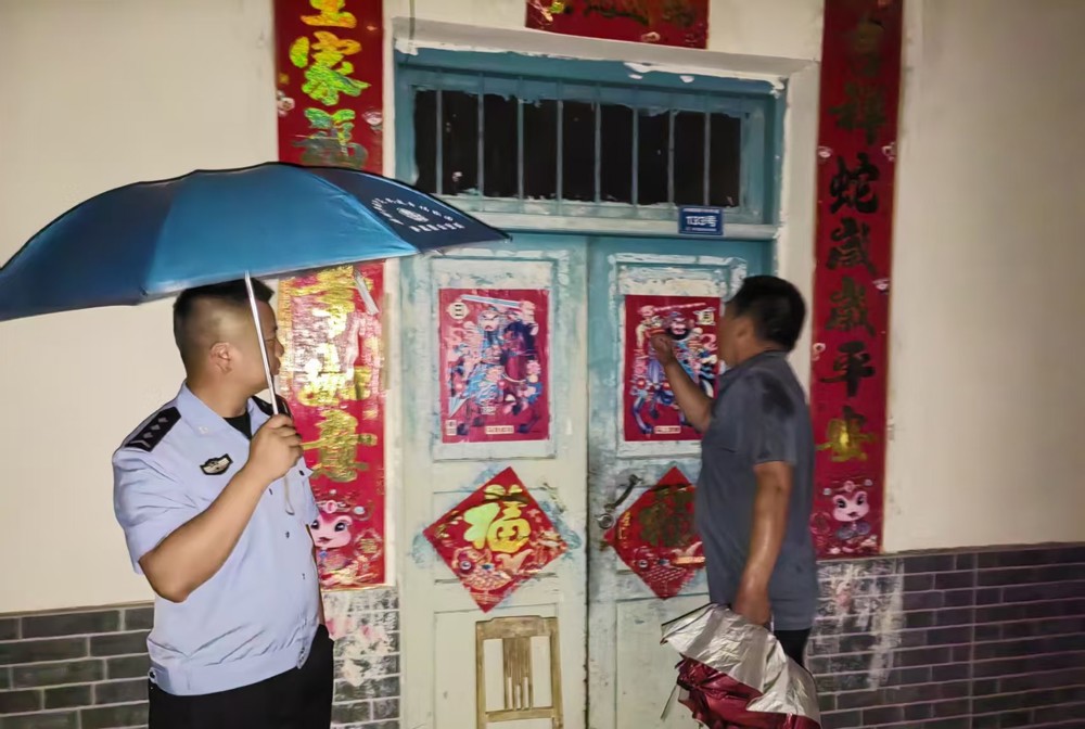 职工志愿者上门提醒群众安全防护