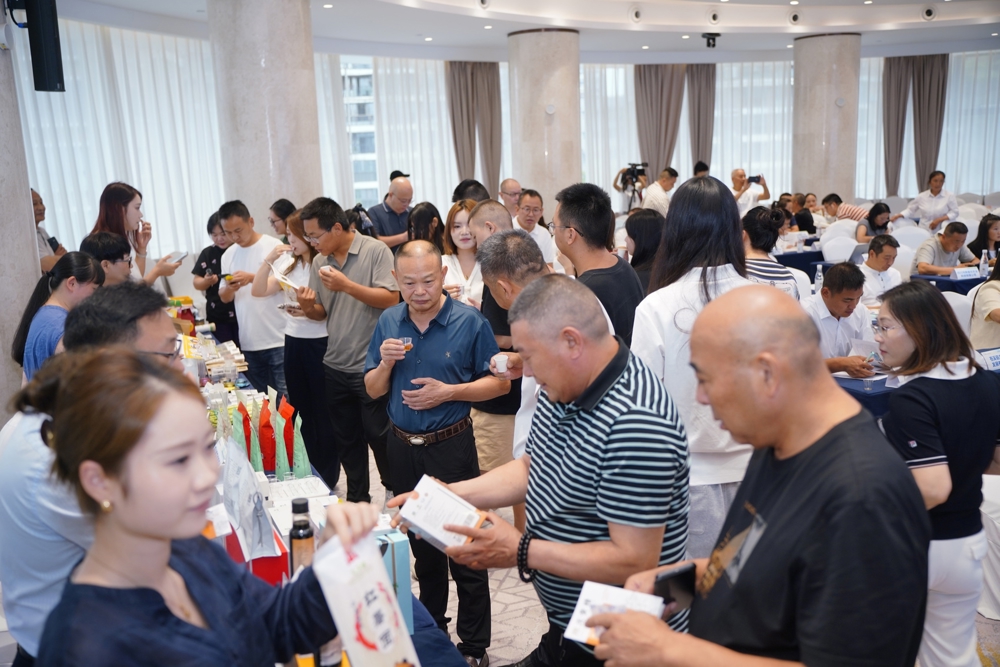 图为创业者们品鉴创业产品