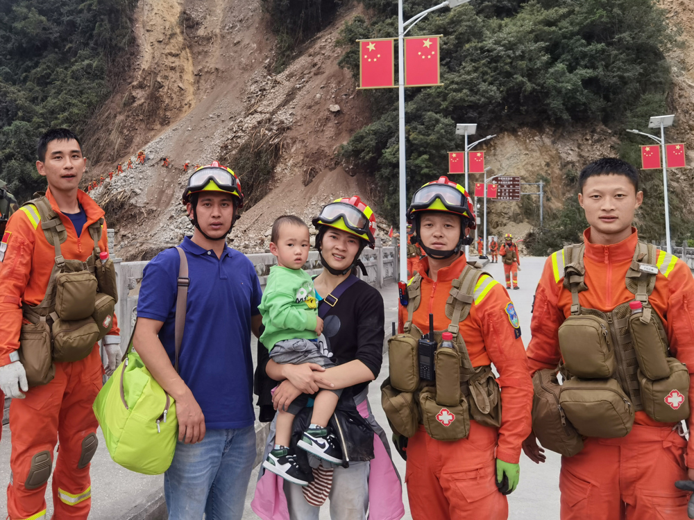 唐天钧和战友们在泸定地震救援中开辟百米悬崖生命通道，成功营救一家三口。.jpg.
