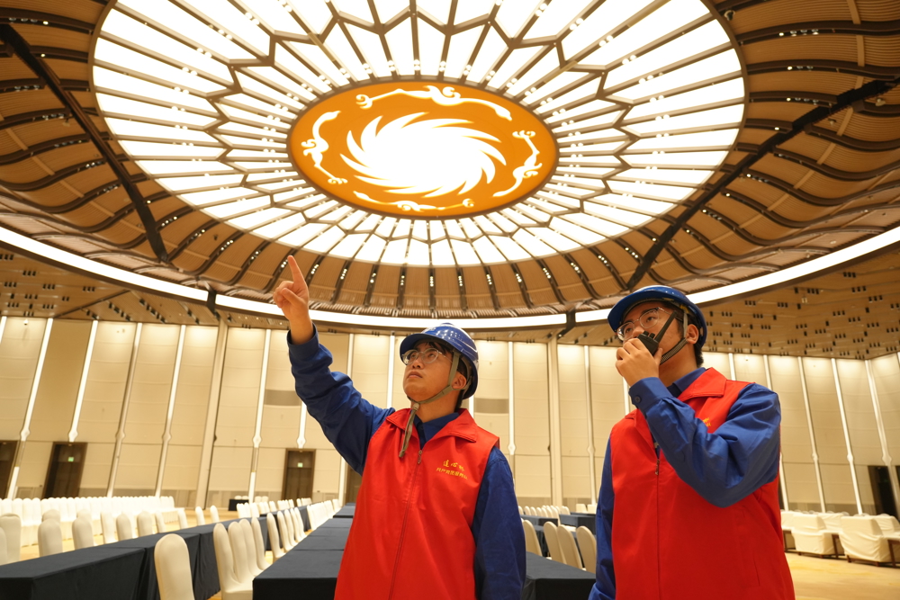 国网天府新区供电公司工作人员正在世运会开幕式主场馆检查用电设施。