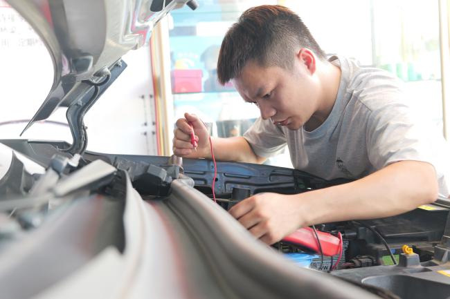 参赛选手全神贯注进行比赛（新津区总工会供图）