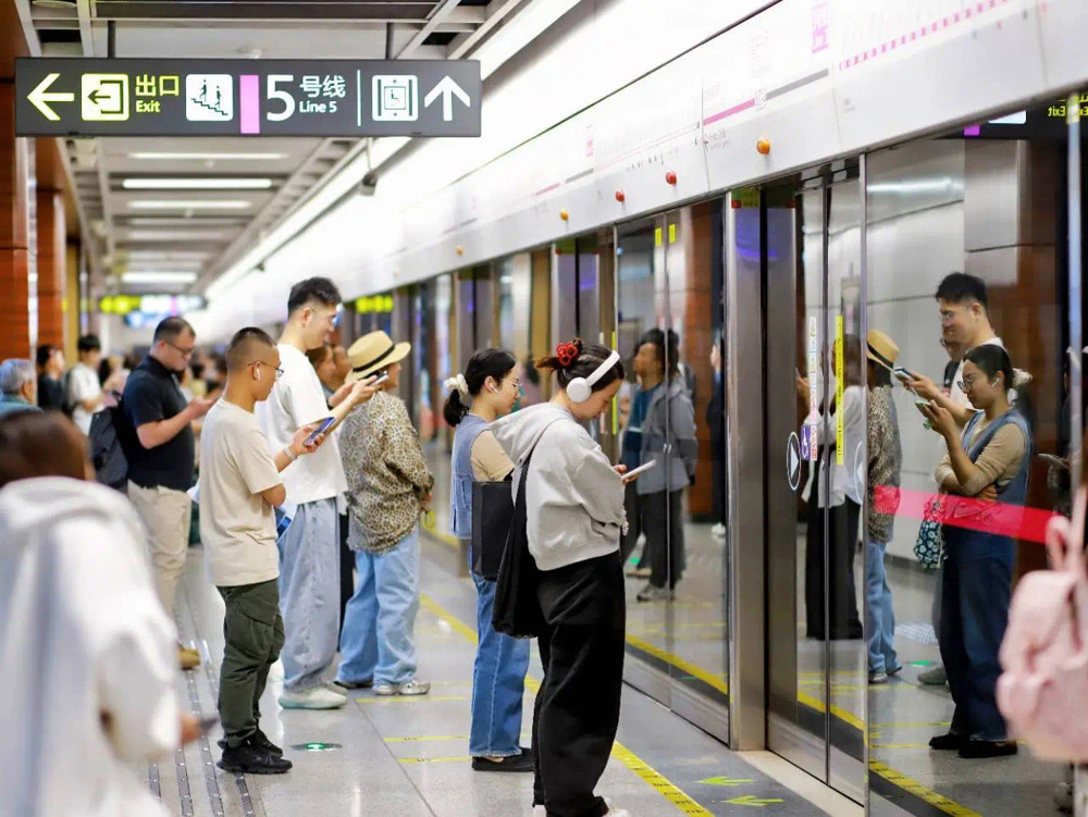 乘客正有序排队候车（成都轨道集团供图）