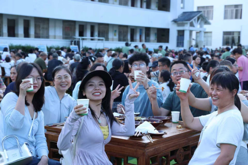 “百桌宴”现场