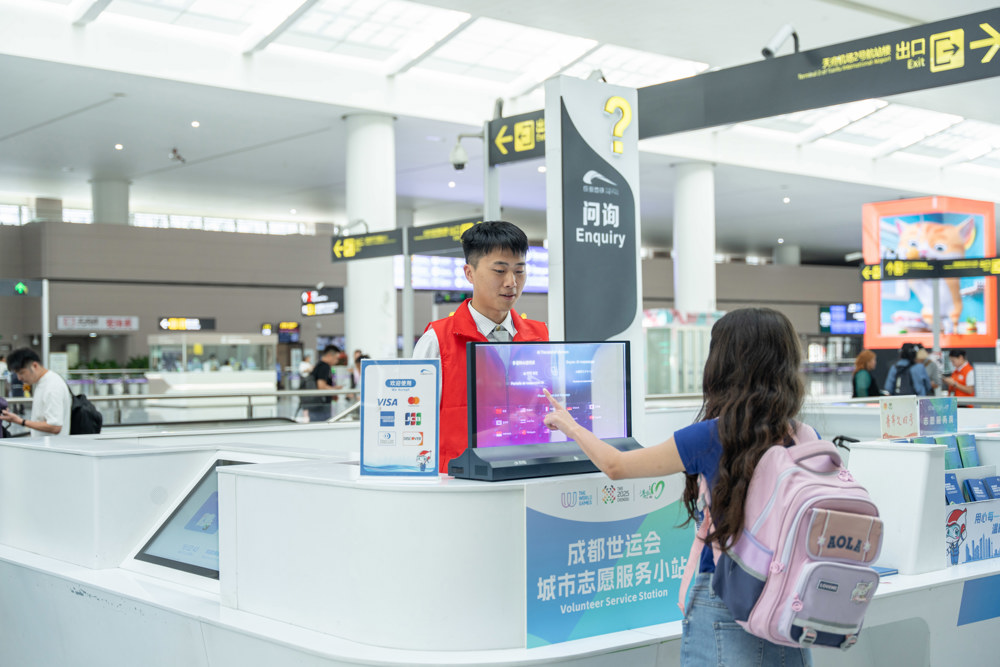 外籍乘客使用翻译机咨询出行信息（成都轨道集团供图）