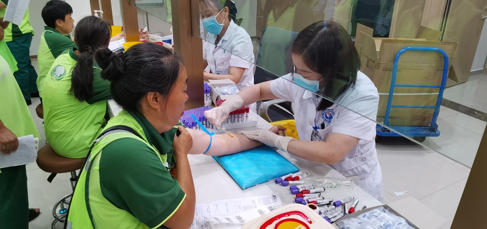 环卫工人正在有序进行免费体检（新津区总工会供图）