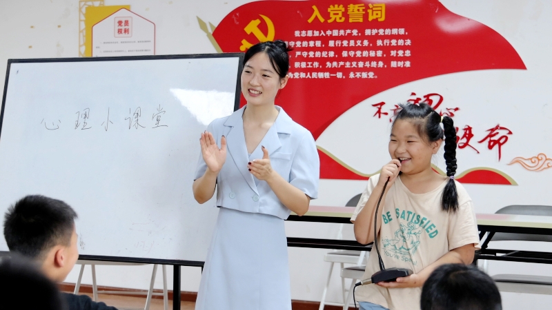 孩子们在暑期托管班的心理课上唱歌