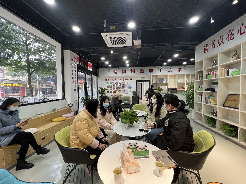 图为林场员工在全国模范职工之家