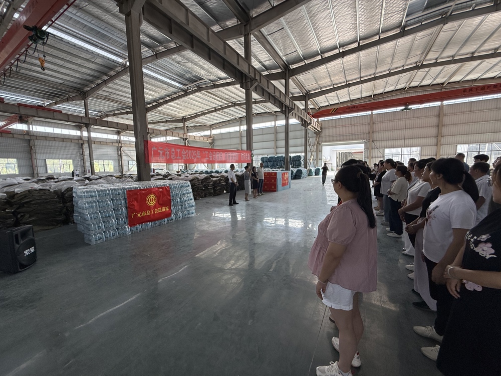 7月29日，市总工会党组成员、经审委主任兰秀明赴昭化区开展“送清凉”慰问活动