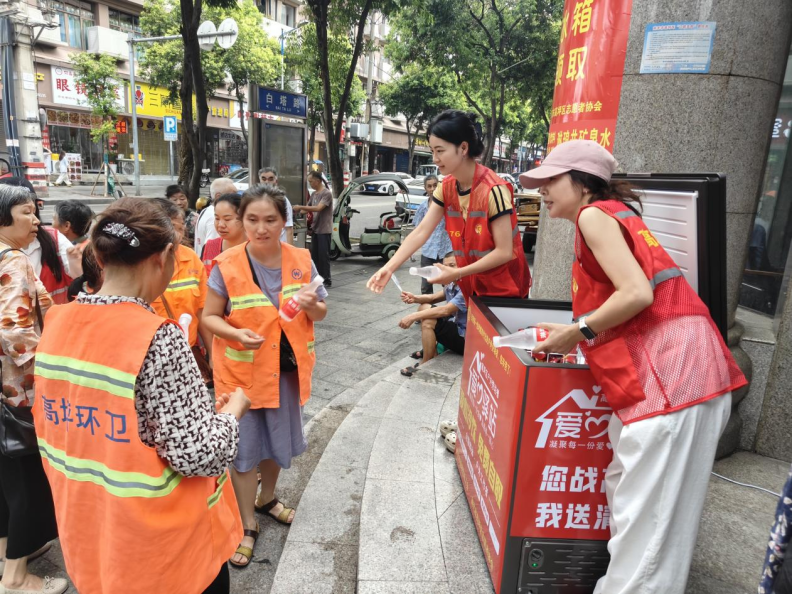 图片：您取一瓶水，我添一份爱