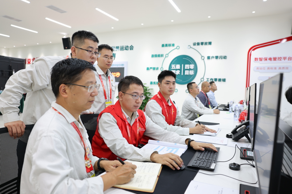 8月7日，在世运会开幕式期间，国网天府新区供电公司工作人员运用数智保电管控平台监测场馆末端监测负荷。 冯一哲 摄